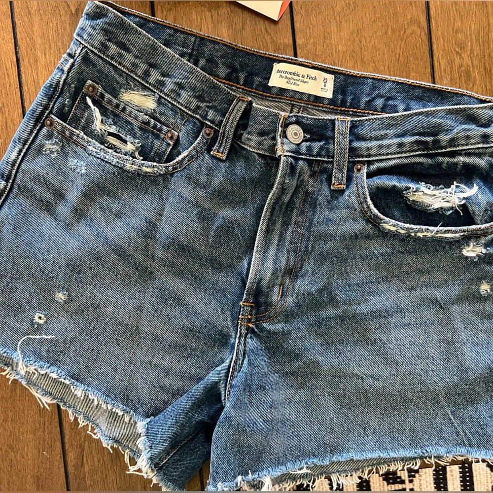 NWOT Abercrombie & Fitch Midrise Boyfriend Short 8/29